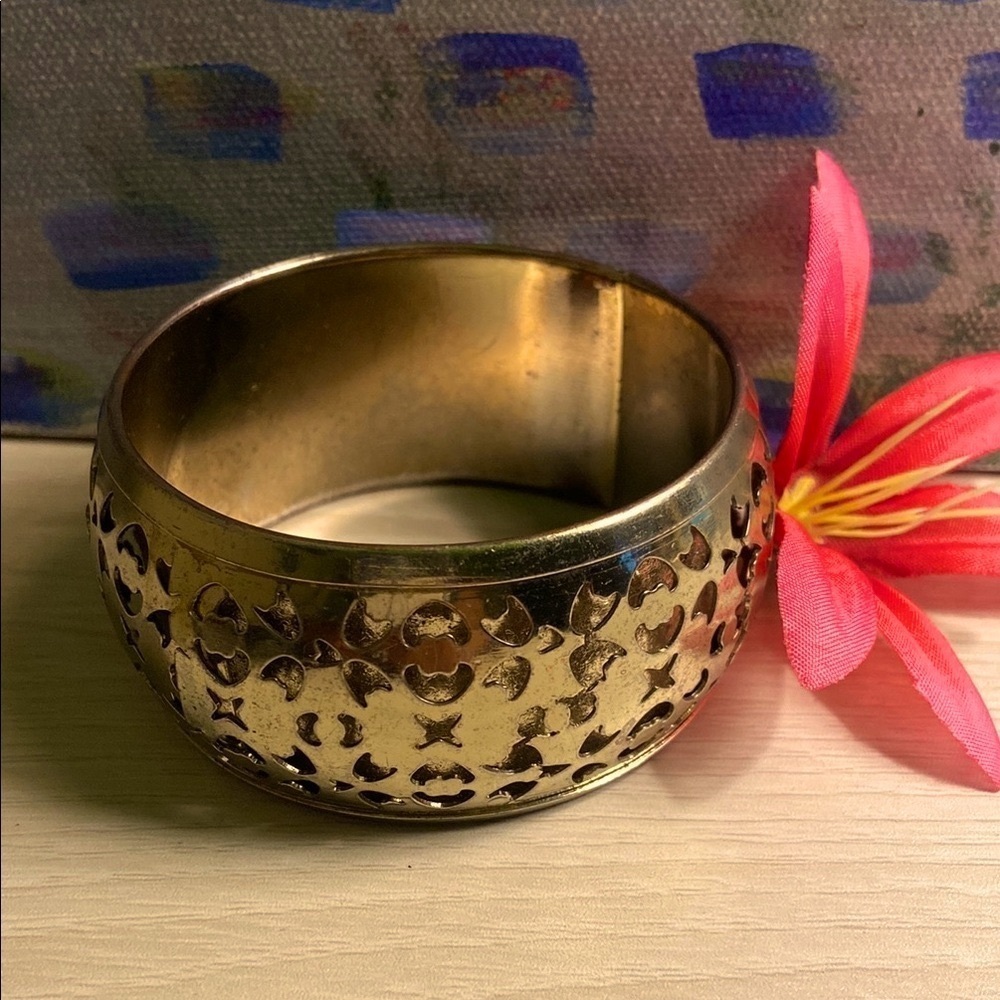 Vintage Bangle Bracelet - Picture 2 of 4